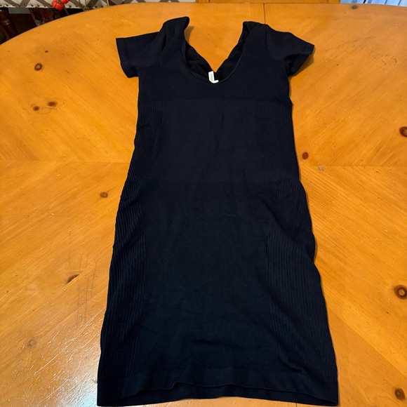 NEW Halara Seamless V-Neck Short Sleeve Built in Shapewear with Shorts Black XL - Picture 5 of 15